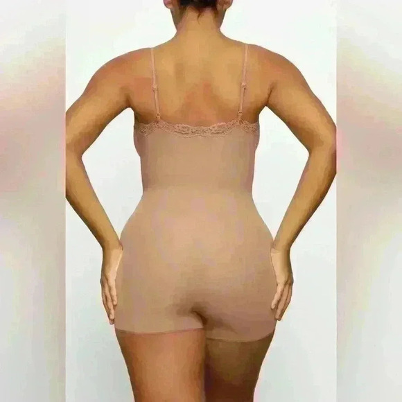 Skims fits everybody lace bodysuit - Picture 3 of 3